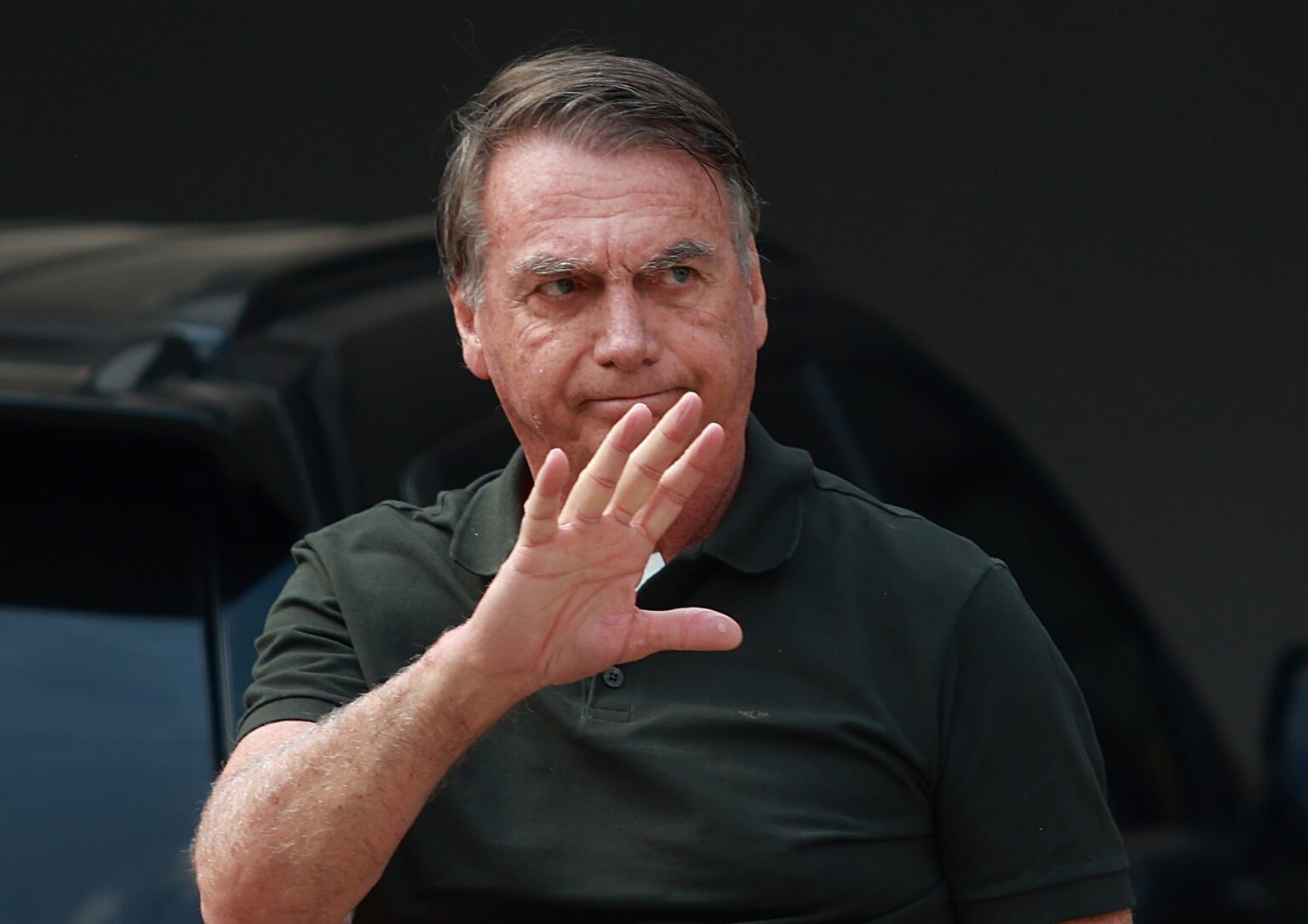 Bolsonaro Passa por Novo Procedimento Cirúrgico para Controlar Soluços