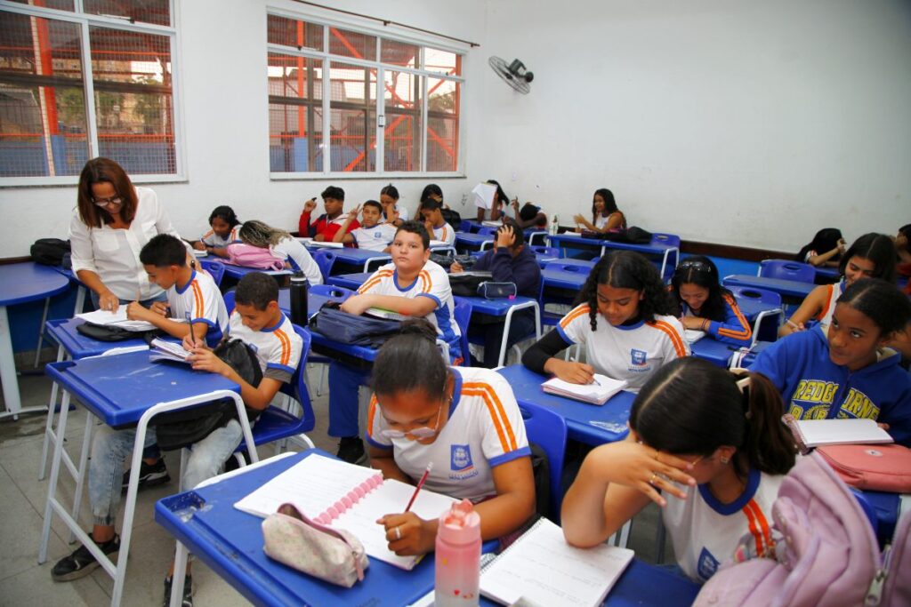 Educadores de Nova Iguaçu se Destacam na Olimpíada Nacional de Educação Financeira