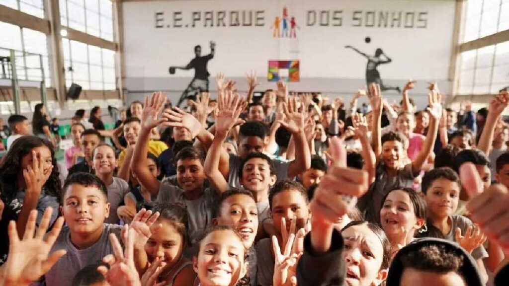 Escola do Litoral de SP Ganha Prêmio Mundial e Inspira Nova Rede Educacional