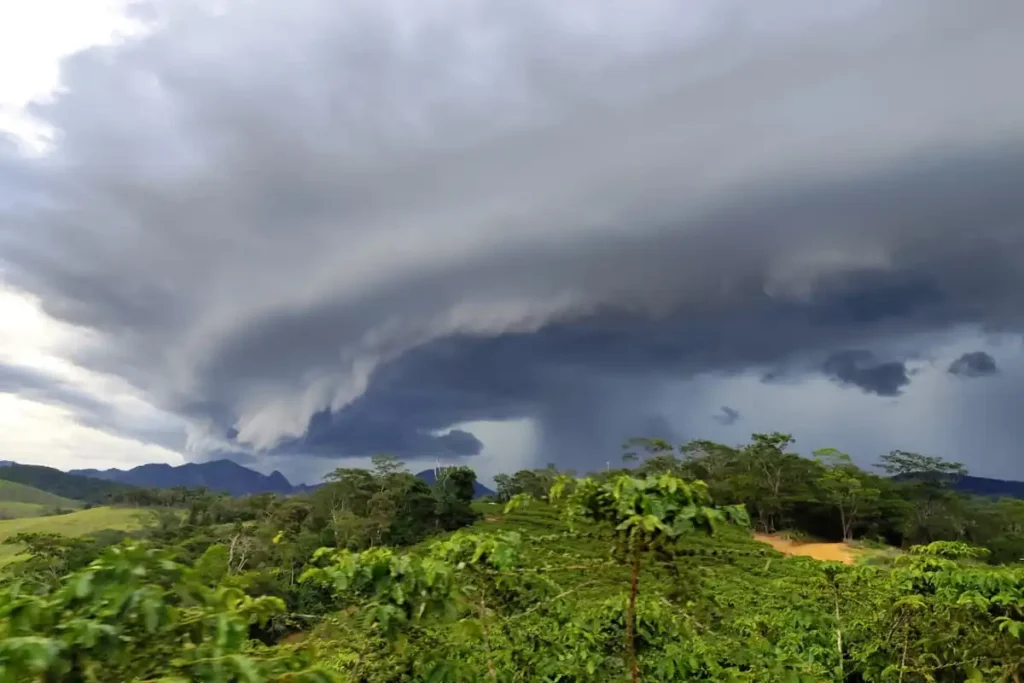 Alerta Meteorológico: Nuvem Gigante Causa Pânico no Espírito Santo