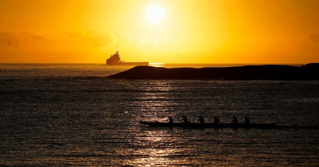 Apoio aos Palestinos: Canoagem Havaianna na Baía de Vitória