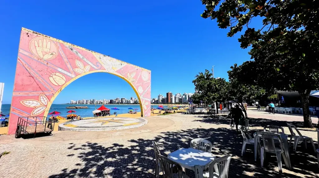 Arena de Verão na Praia da Costa: Diversão e Esportes Grátis até 25 de Janeiro