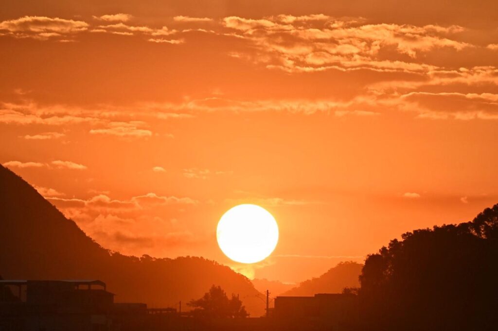 Calor e Sol Marcam Início da Semana no Espírito Santo; Confira a Previsão do Tempo
