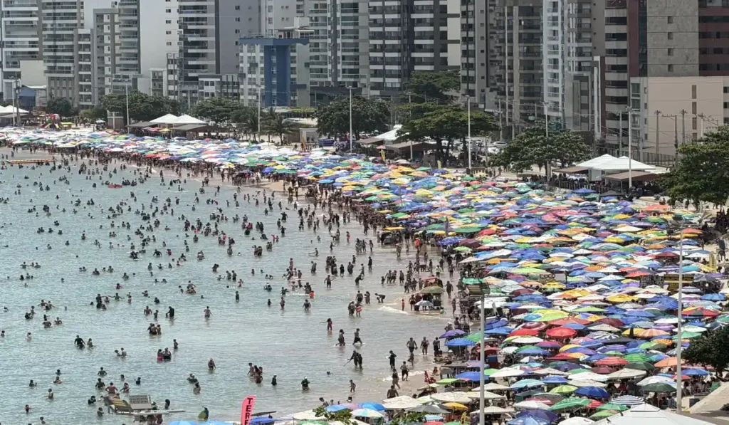 Calor Extremo de 40°C na Praia do Morro: A Praia Sumiu Sob Guarda-sóis