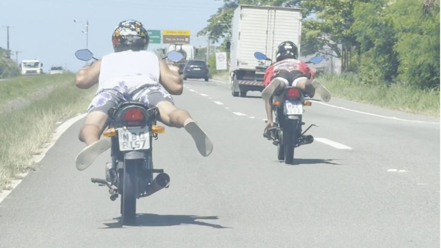 Motociclistas Filmam Manobra ‘Superman’ em Alta Velocidade na Rodovia do Sol Motociclistas Filmam Manobra 'Superman' em Alta Velocidade na Rodovia do Sol