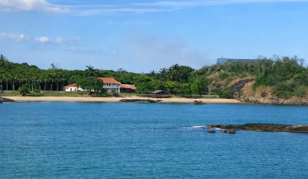 Praia da Casa do Governador: Entenda a Proibição de Mergulho Neste Paraíso Capixaba