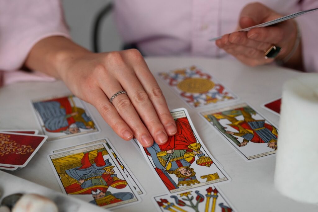 Previsões de Tarot para Janeiro de 2026: Amor, Trabalho e Saúde em Foco