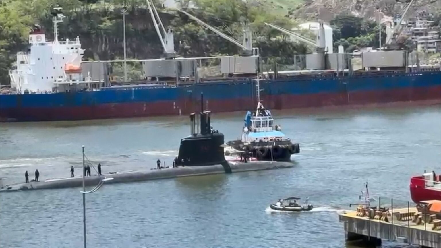 Treinamento Naval: Submarino da Marinha Realiza Manobras na Baía de Vitória