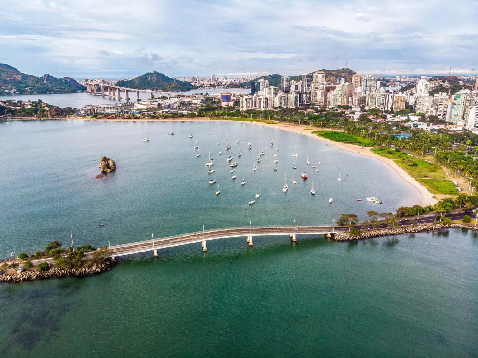 Vitória é Destino Imperdível no Espírito Santo: Descubra o Que Faz a Cidade Brilhar