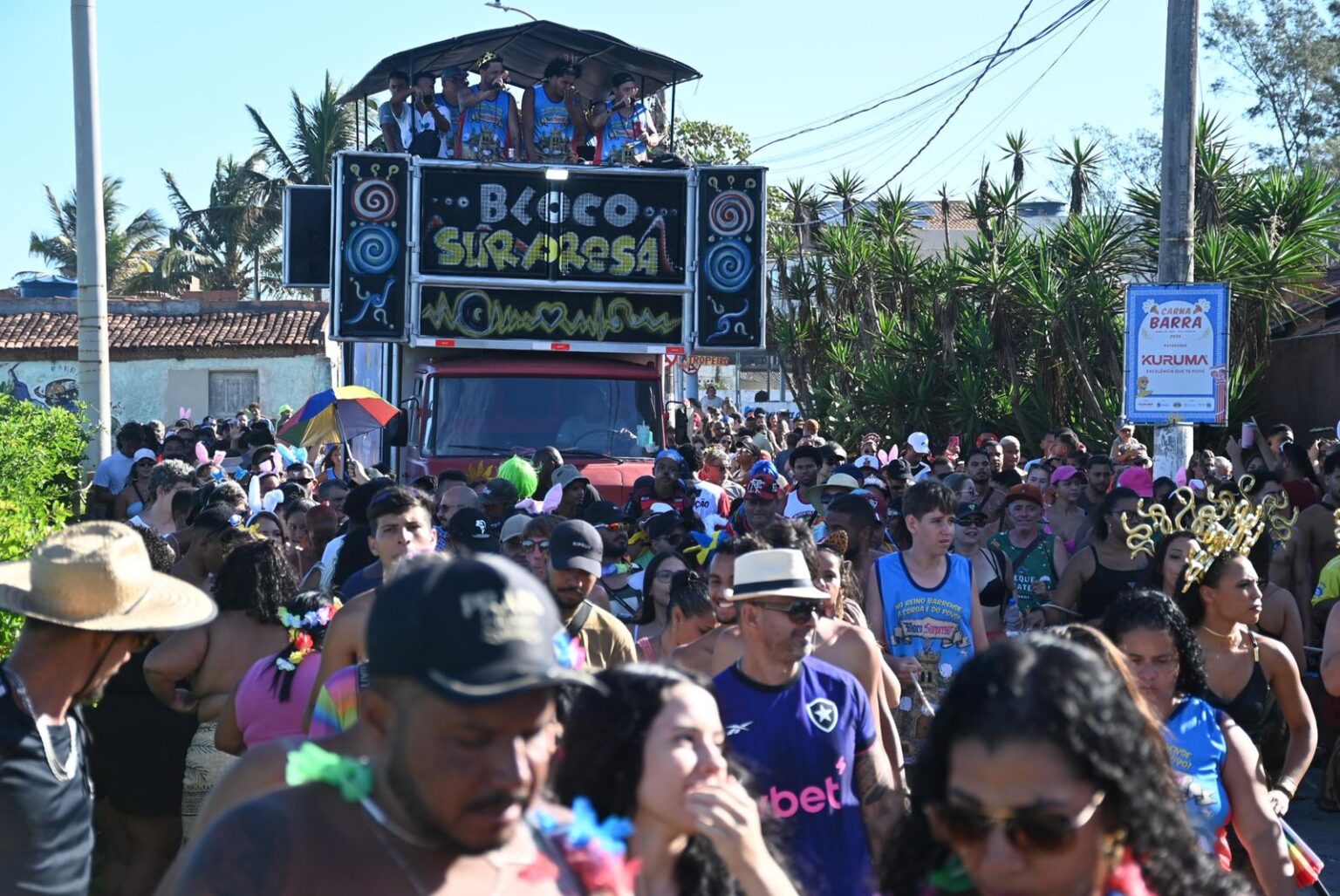 Bloco Surpresa Celebra 40 Anos com Marchinhas e Protesto na Barra do Jucu