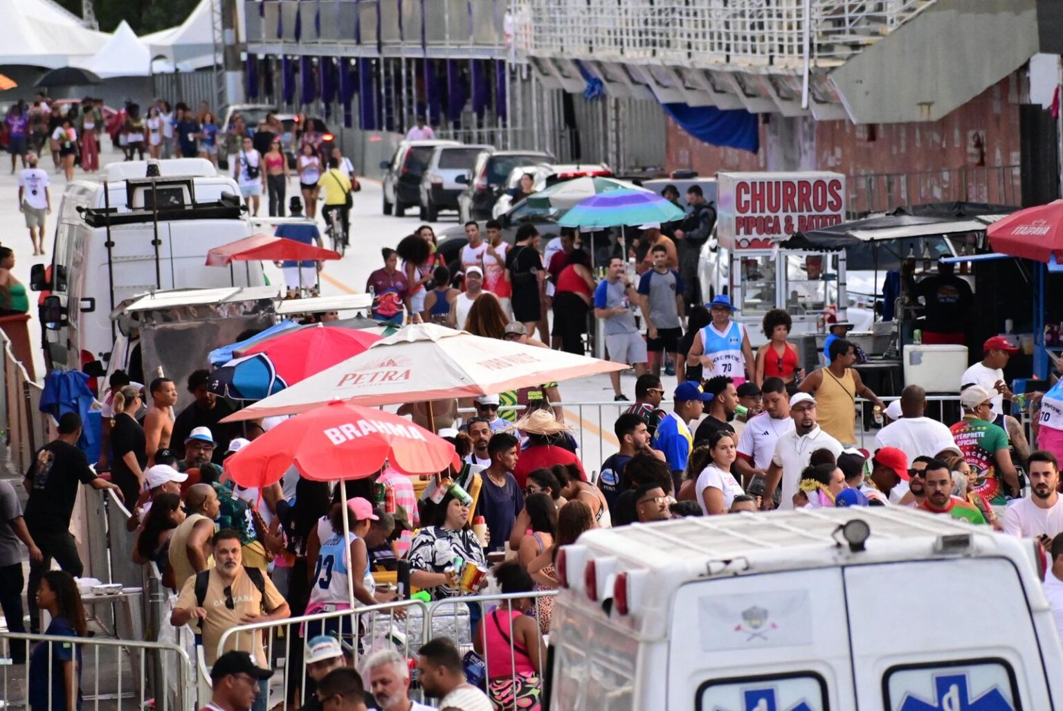 Carnaval de Vitória: Explosão de Rojão Interrompe Apuração e Deixa Mulher Ferida