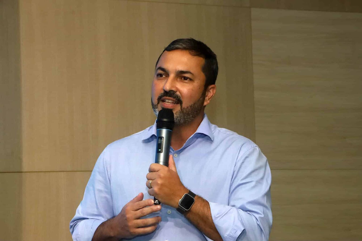 Críticas de Tyago Hoffmann a Arnaldinho: Ingratidão e Protagonismo em Jogo