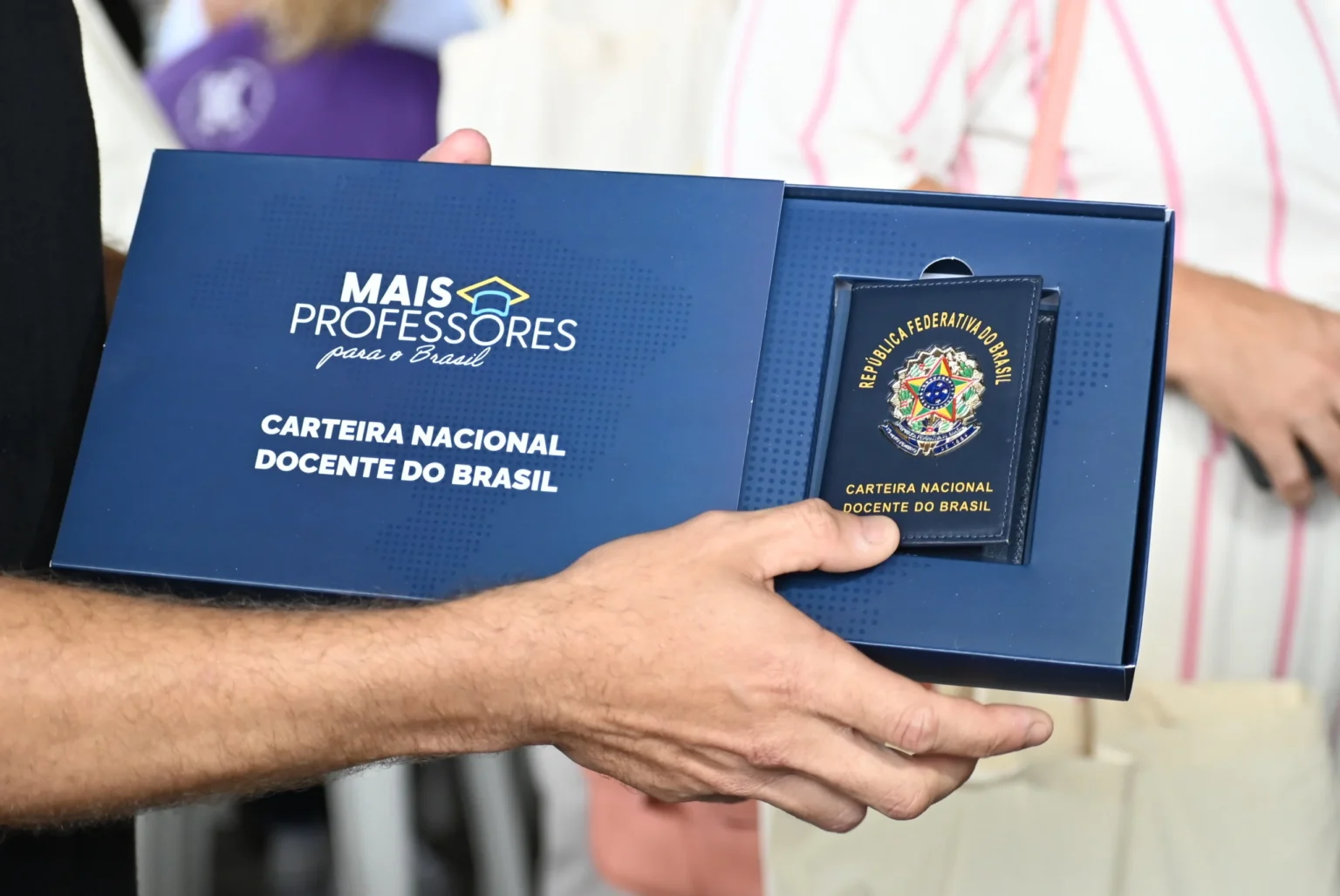 Espírito Santo: 55,4 mil Professores Recebem Carteira Nacional Docente com Descontos em Eventos