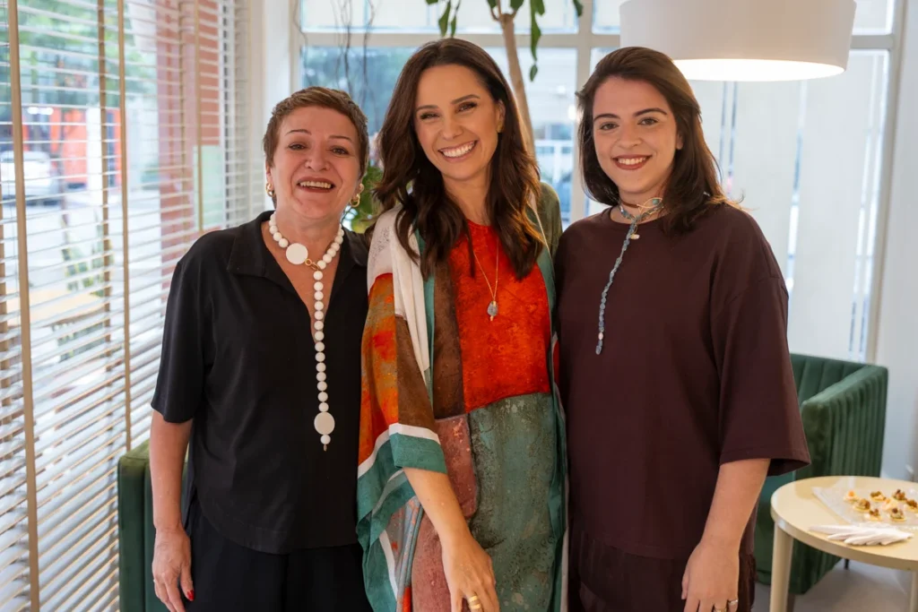 Festa de Aniversário de Melyssa Viana Brilha na Praia do Canto