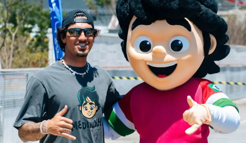 Gabriel Medina Agita Praia de Setiba em Evento para Jovens Atletas
