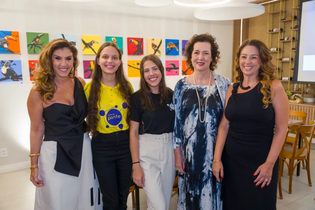 Vinte Obras do Artista BeeBoy Vendidas em Jantar Beneficente - Cultura em Foco