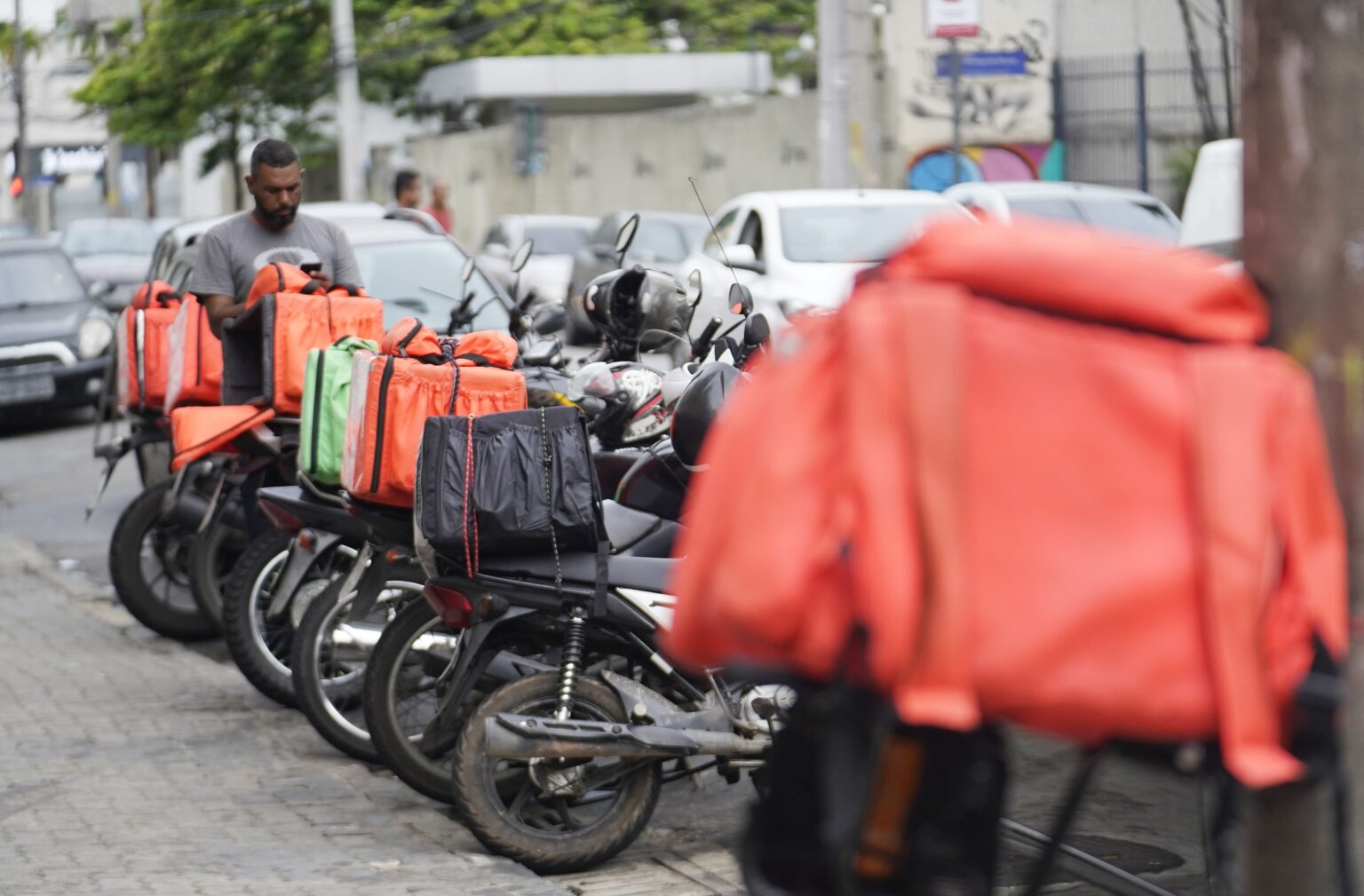 71% dos brasileiros se opõem à taxa mínima de entrega por aplicativos, revela pesquisa