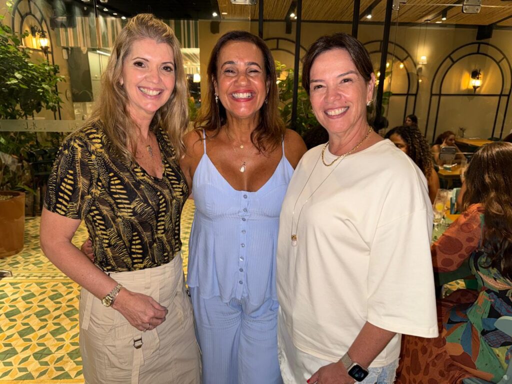 Celebração da Amizade em um Café Florido: Um Encontro de Mulheres de Diferentes Tribos