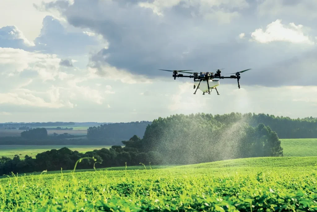 Drones no Agronegócio Brasileiro: Avanços e Desafios na Aplicação de Defensivos Drones no Agronegócio Brasileiro: Avanços e Desafios na Aplicação de Defensivos