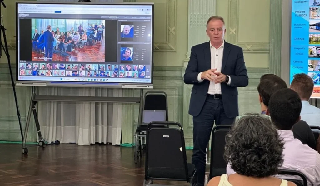 Escolas do ES Inovam com Telas Digitais e Reconhecimento Facial