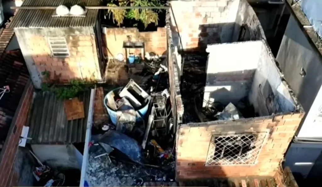 Incêndio Devasta Residência em Vila Velha: Morador Relata Desespero Incêndio Devasta Residência em Vila Velha: Morador Relata Desespero