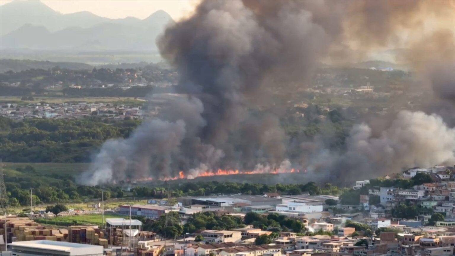 Incêndio em Vila Velha Gera Fumaça Visível em Cidades da Grande Vitória