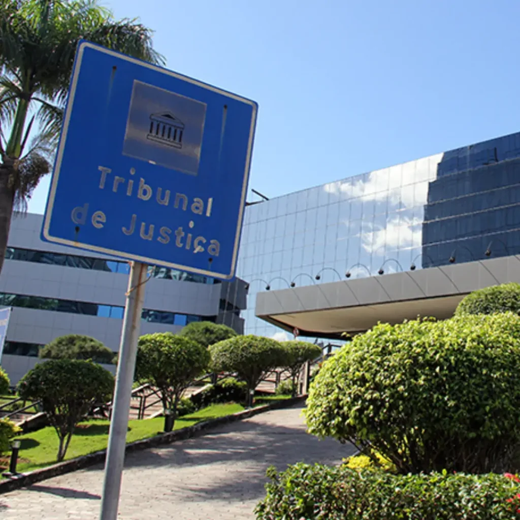 Julgamento de Antônio Leopoldo Teixeira: Réu Ausente no Caso da Morte de Alexandre Martins