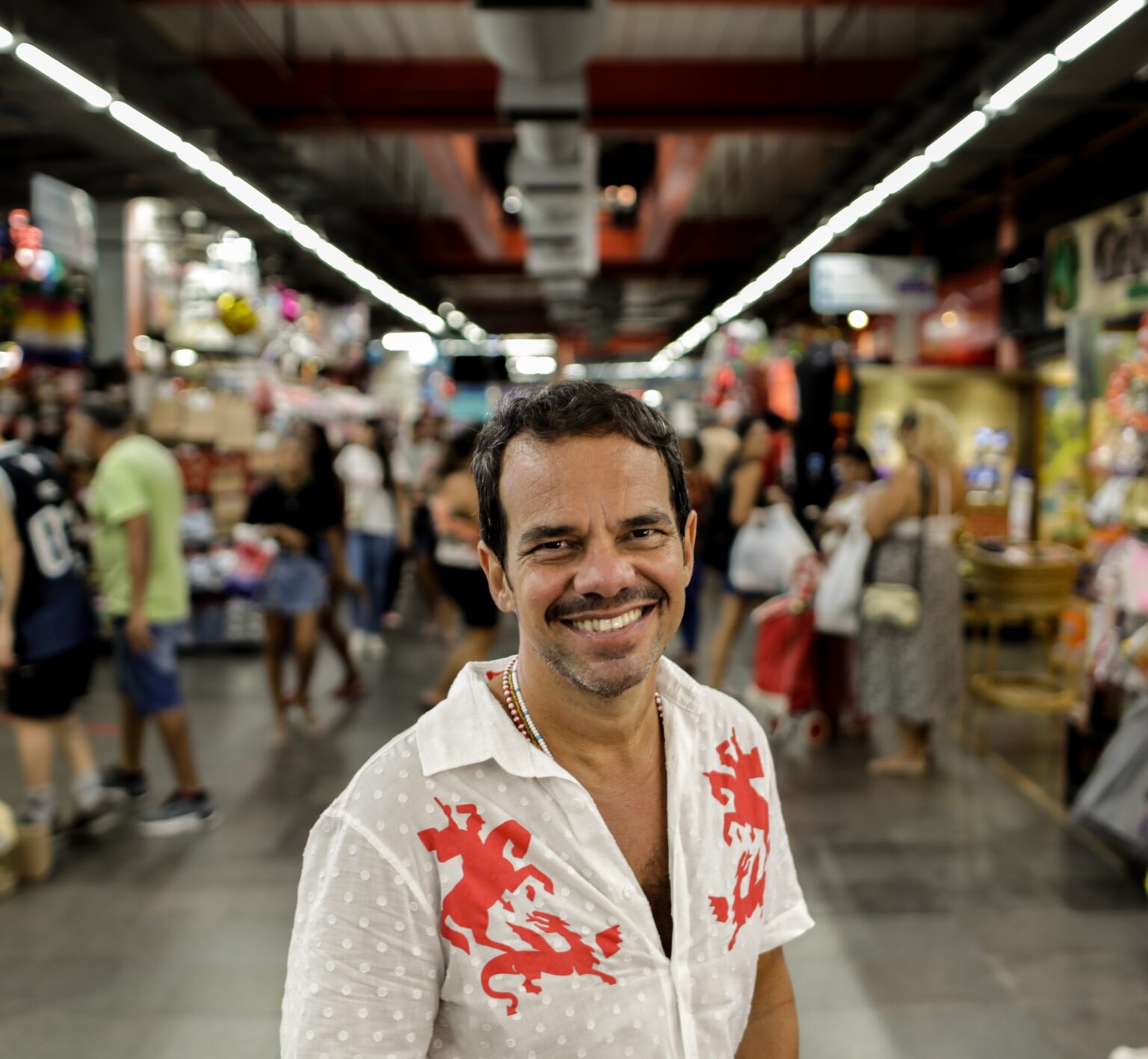 Marcelo Moutinho Retorna com 'Gentinha': Um Olhar Lírico sobre o Cotidiano Carioca