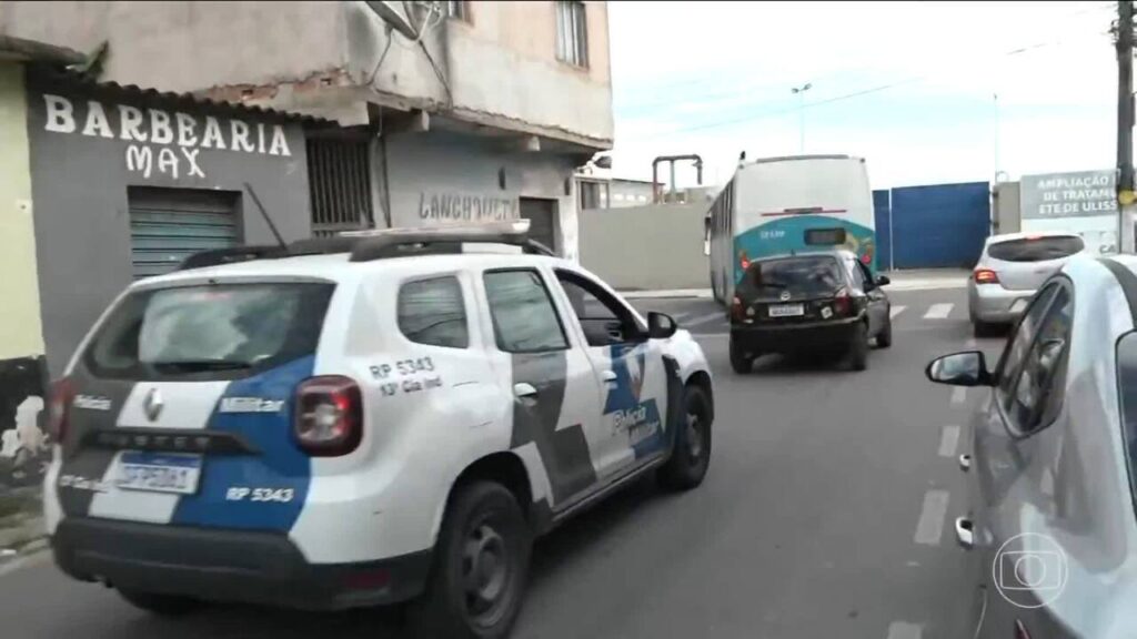Ônibus de 13 Linhas com Acompanhamento Policial em Vila Velha, ES Ônibus de 13 Linhas com Acompanhamento Policial em Vila Velha, ES
