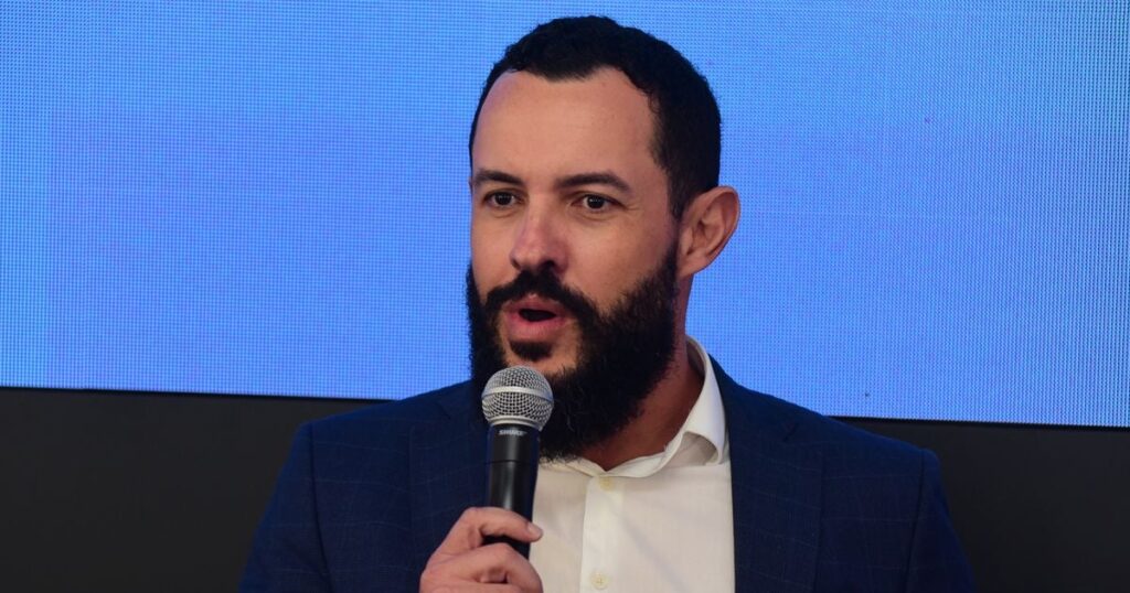 Pablo Lira Deixa Cargo para Disputar Eleições de 2026 no Espírito Santo