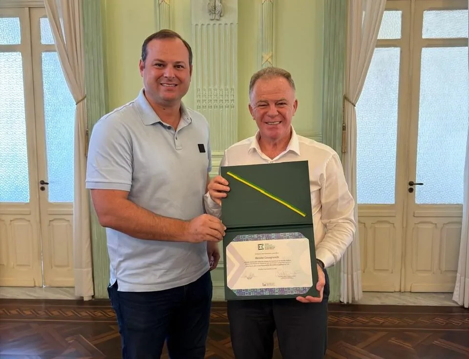 Renato Casagrande Recebe Prêmio em Ação de Última Hora do PSDB Renato Casagrande Recebe Prêmio em Ação de Última Hora do PSDB