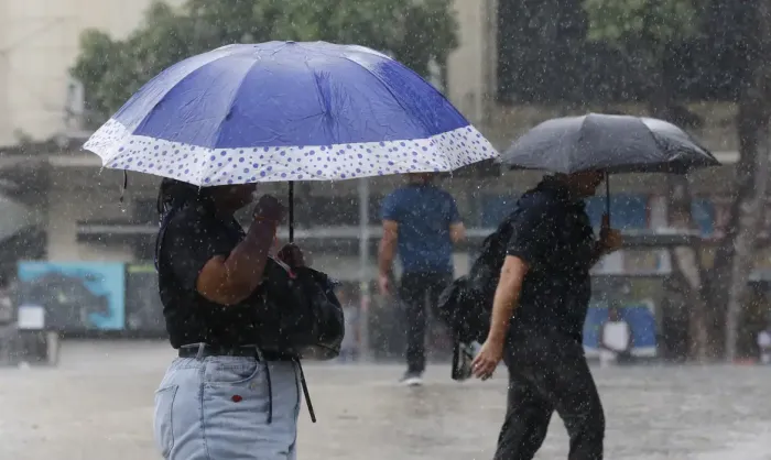 Semana Começa com Alerta Laranja para Chuvas Intensas em 17 Estados Brasileiros Semana Começa com Alerta Laranja para Chuvas Intensas em 17 Estados Brasileiros