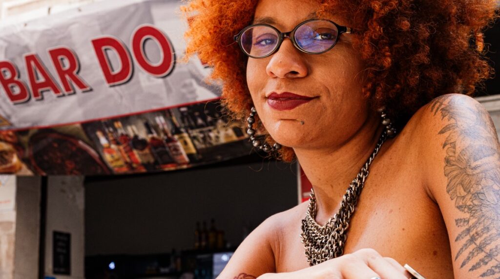 Thalia Peçanha Lança 'De Que Me Vale Ser Filha da Santa' em Vitória - Uma Reflexão Necessária