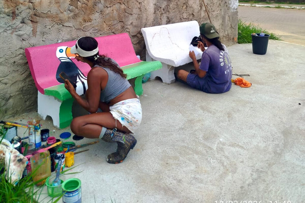 Transformação Urbana: Artistas Revitalizam Postes em Guarapari com o Projeto 'Postes que Falam'