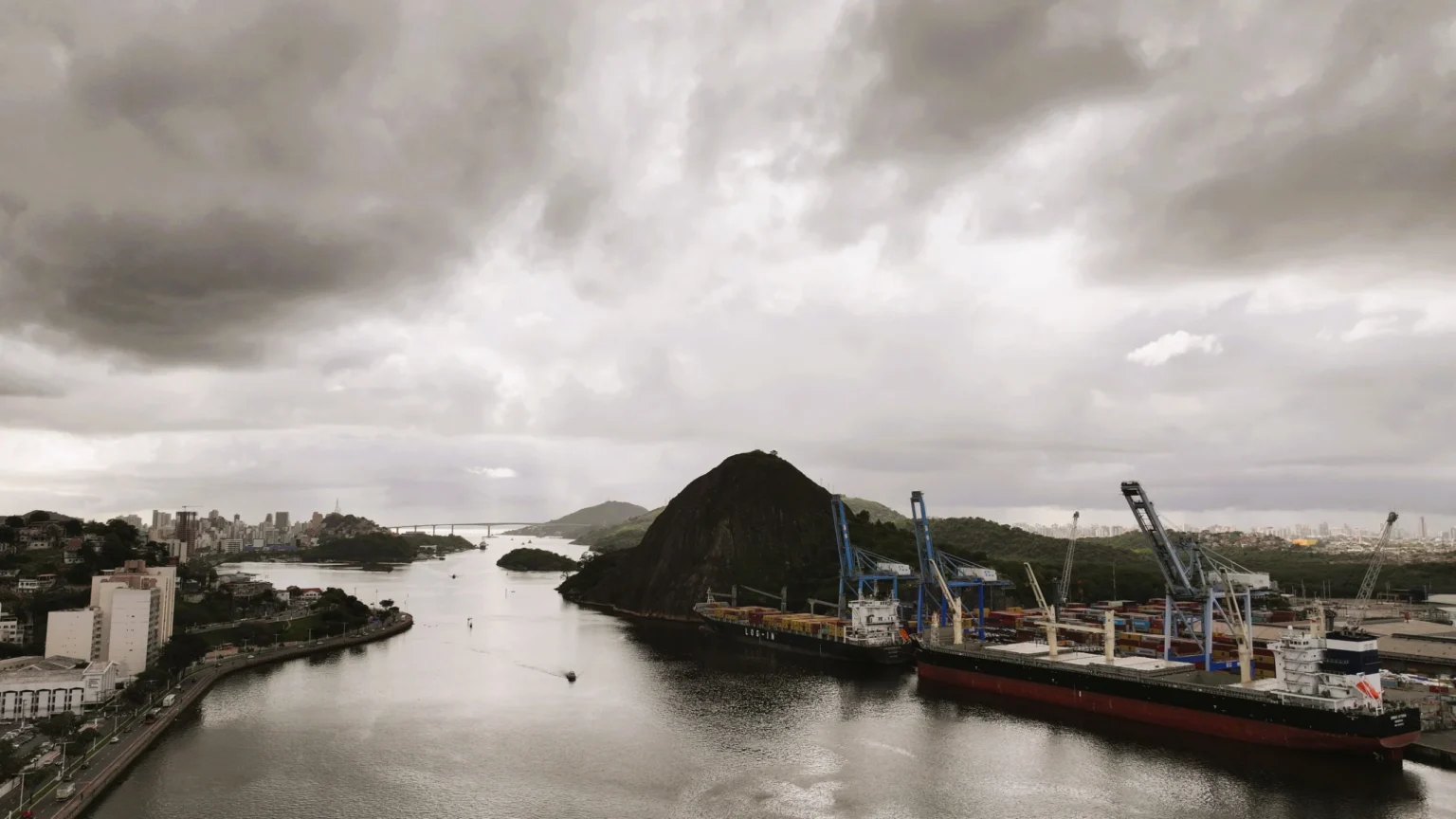 Ciclone e Frente Fria: Previsão de Chuvas e Ressaca no Mar do Brasil