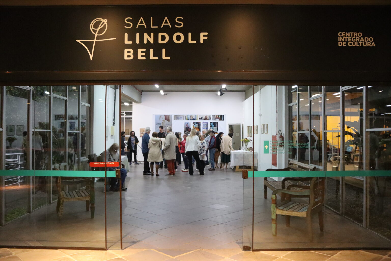 Exposição 'Raízes e Reflexos': Celebrando a Arte de Santa Catarina