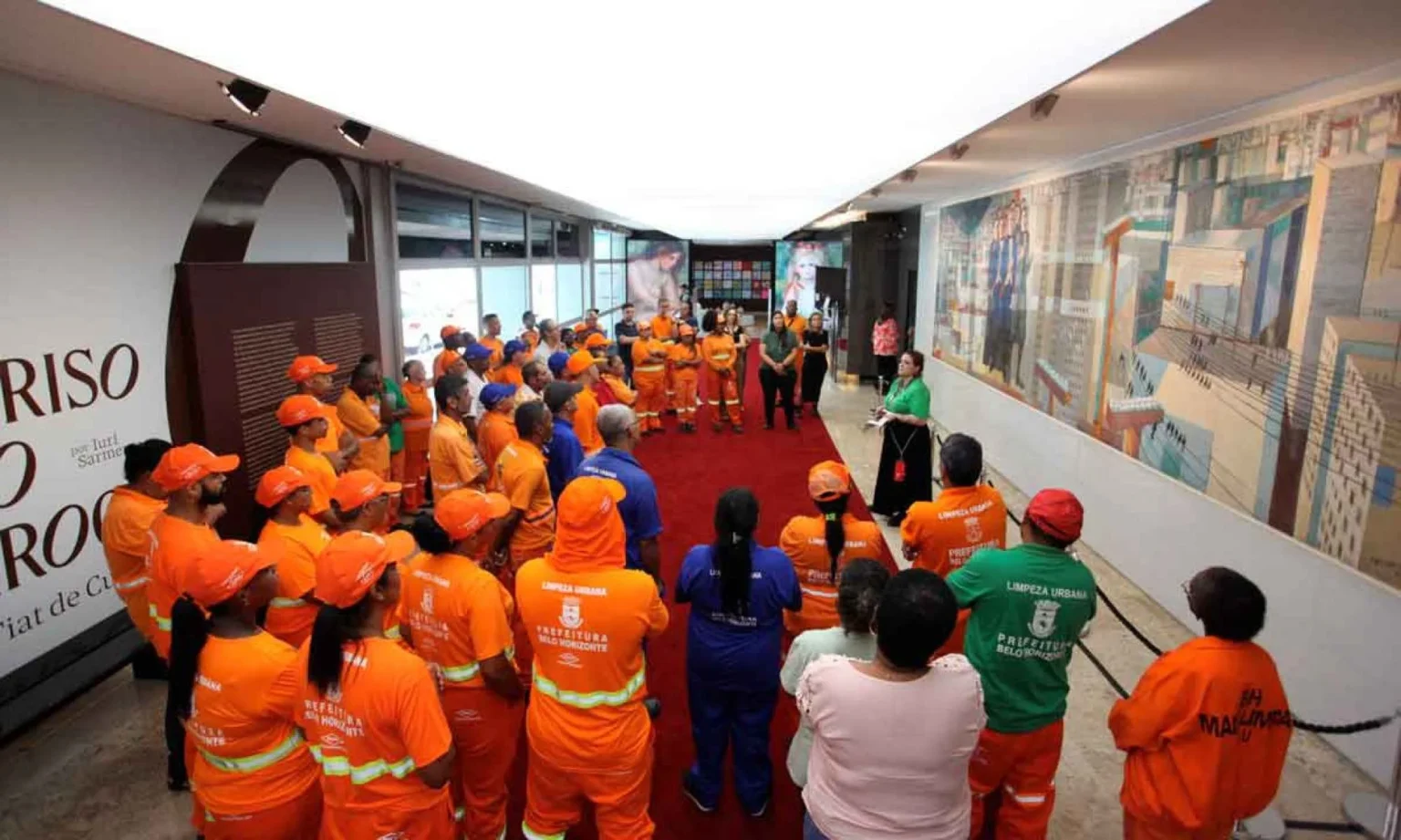 Garis de Belo Horizonte visitam exposição de Renoir na Casa Fiat de Cultura