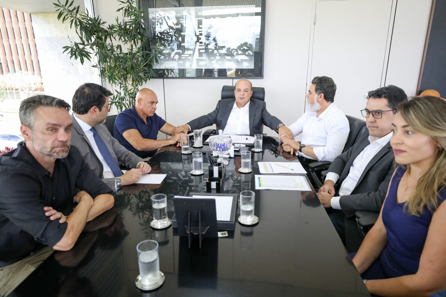 Ibaneis Rocha Autoriza Nomeação de Mais de 1.150 Profissionais de Saúde no DF