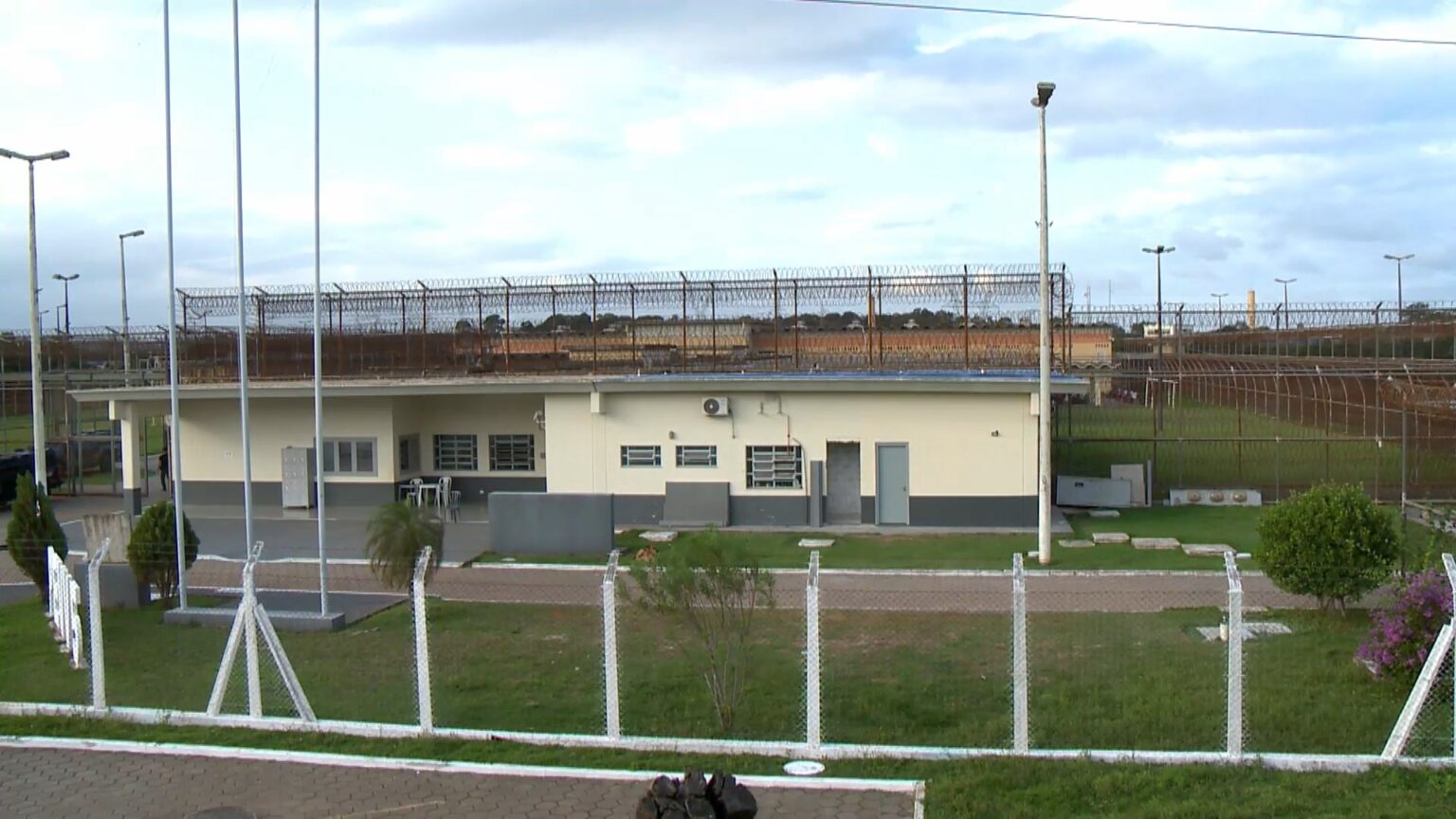 Mulher Presa ao Tentar Introduzir Drogas em Preservativo em Presídio de Vila Velha