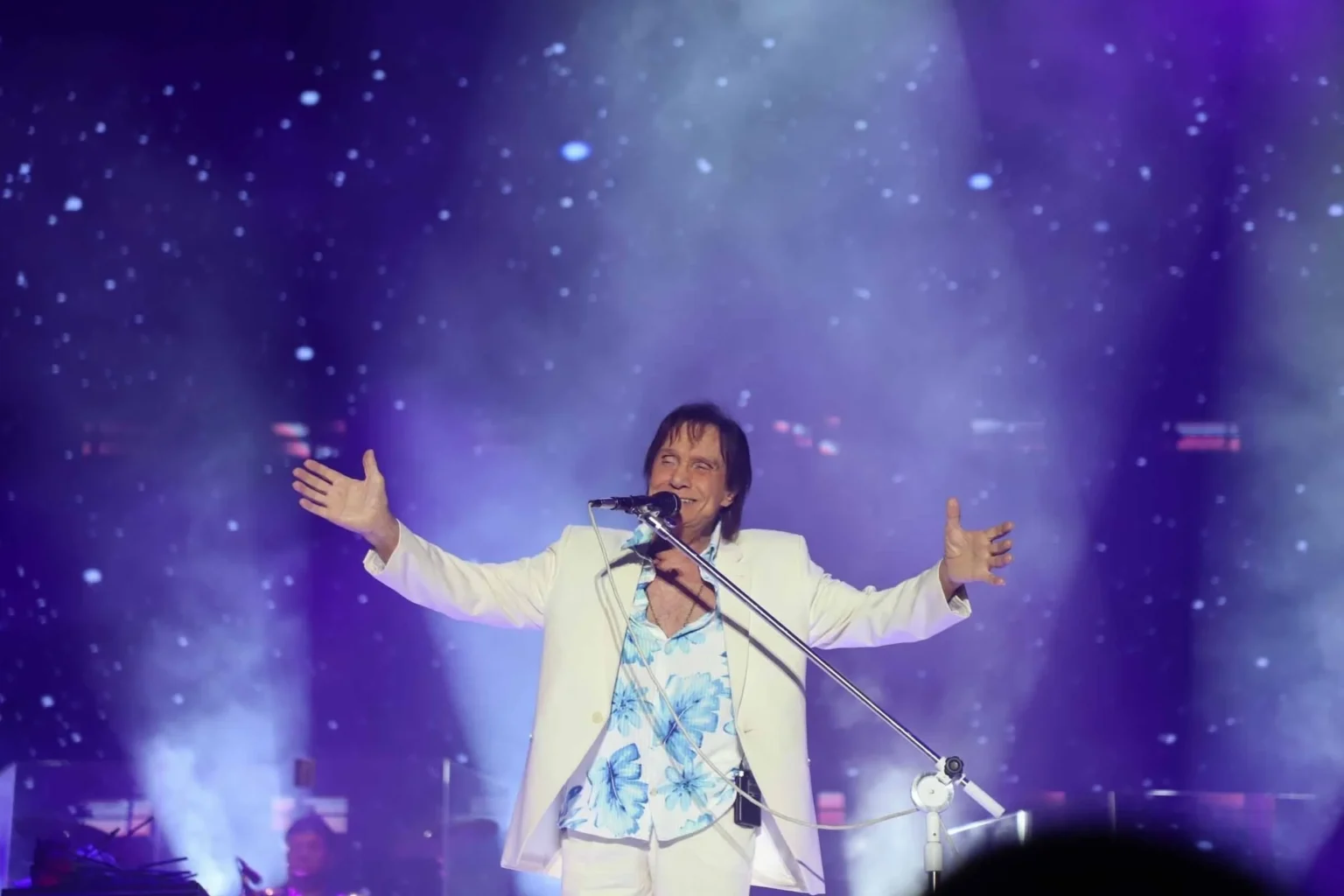 Roberto Carlos se emociona em show de aniversário e encanta fãs em Cachoeiro