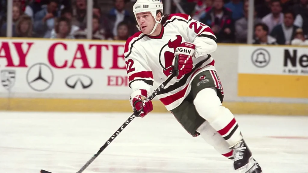 Claude Lemieux, campeão da Stanley Cup e rival feroz dos playoffs, morre aos 60 anos
