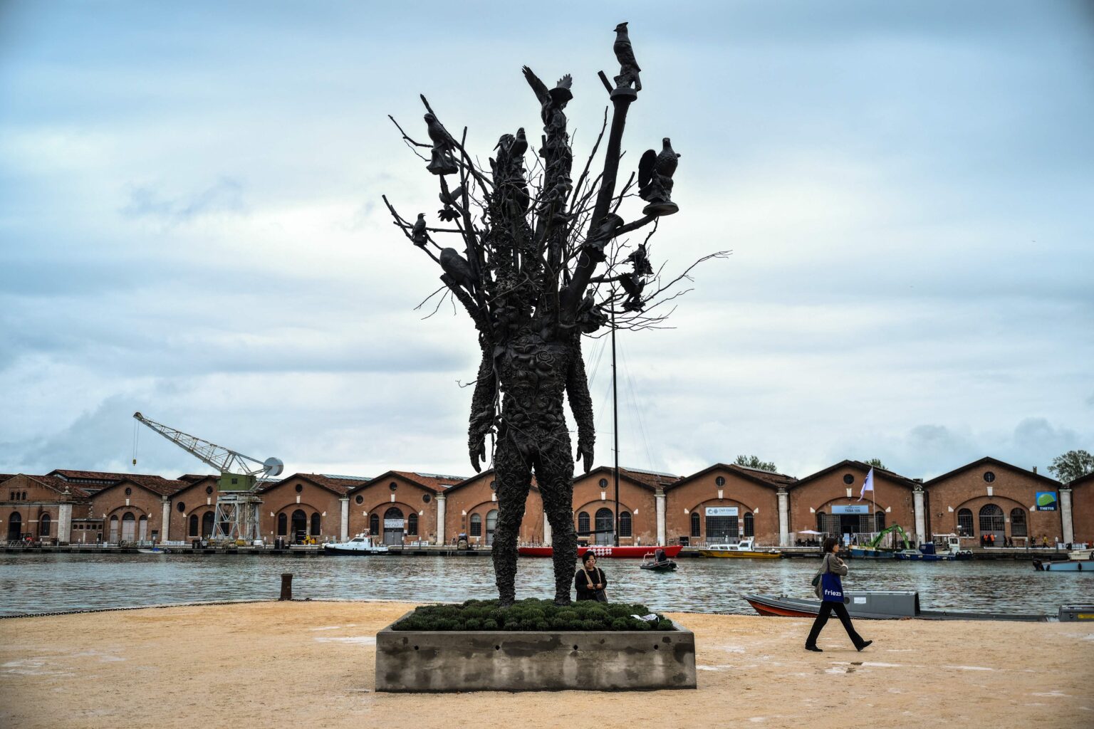 Bienal de Veneza: Protestos e Reflexões sobre Colonialismo Marcam 61ª Edição