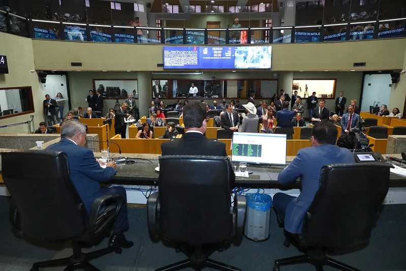 Deputado Defende Piso Salarial para Limpeza Urbana Após Prisão de Sindicalista no ES Deputado Defende Piso Salarial para Limpeza Urbana Após Prisão de Sindicalista no ES