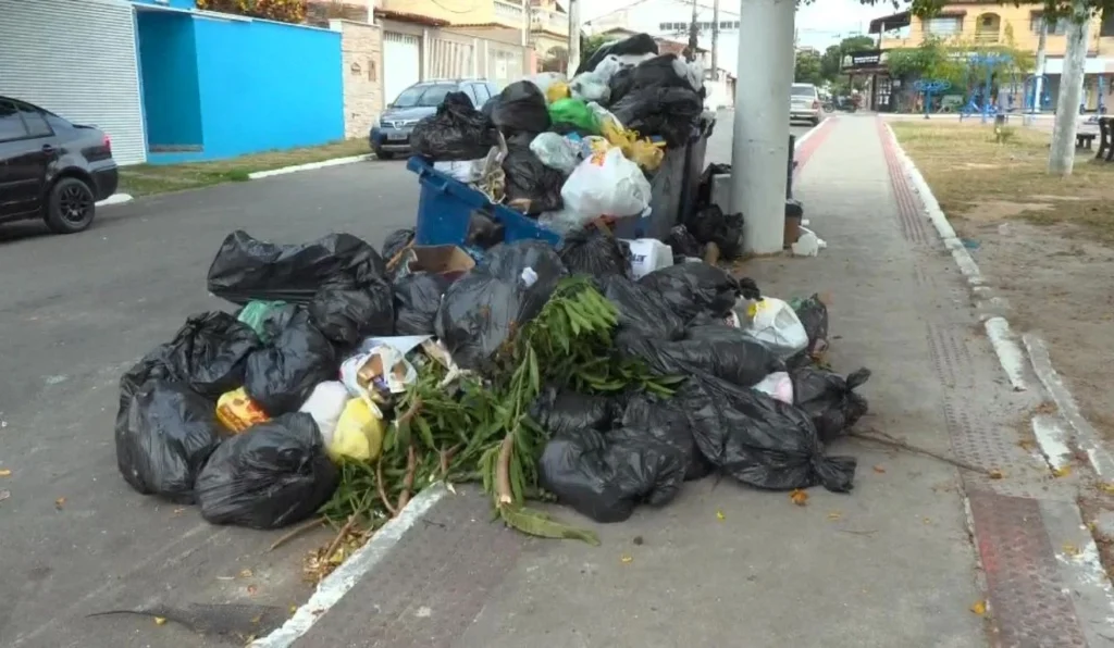 Vila Velha Enfrenta Acúmulo de Lixo nas Ruas e Coleta é Retomada