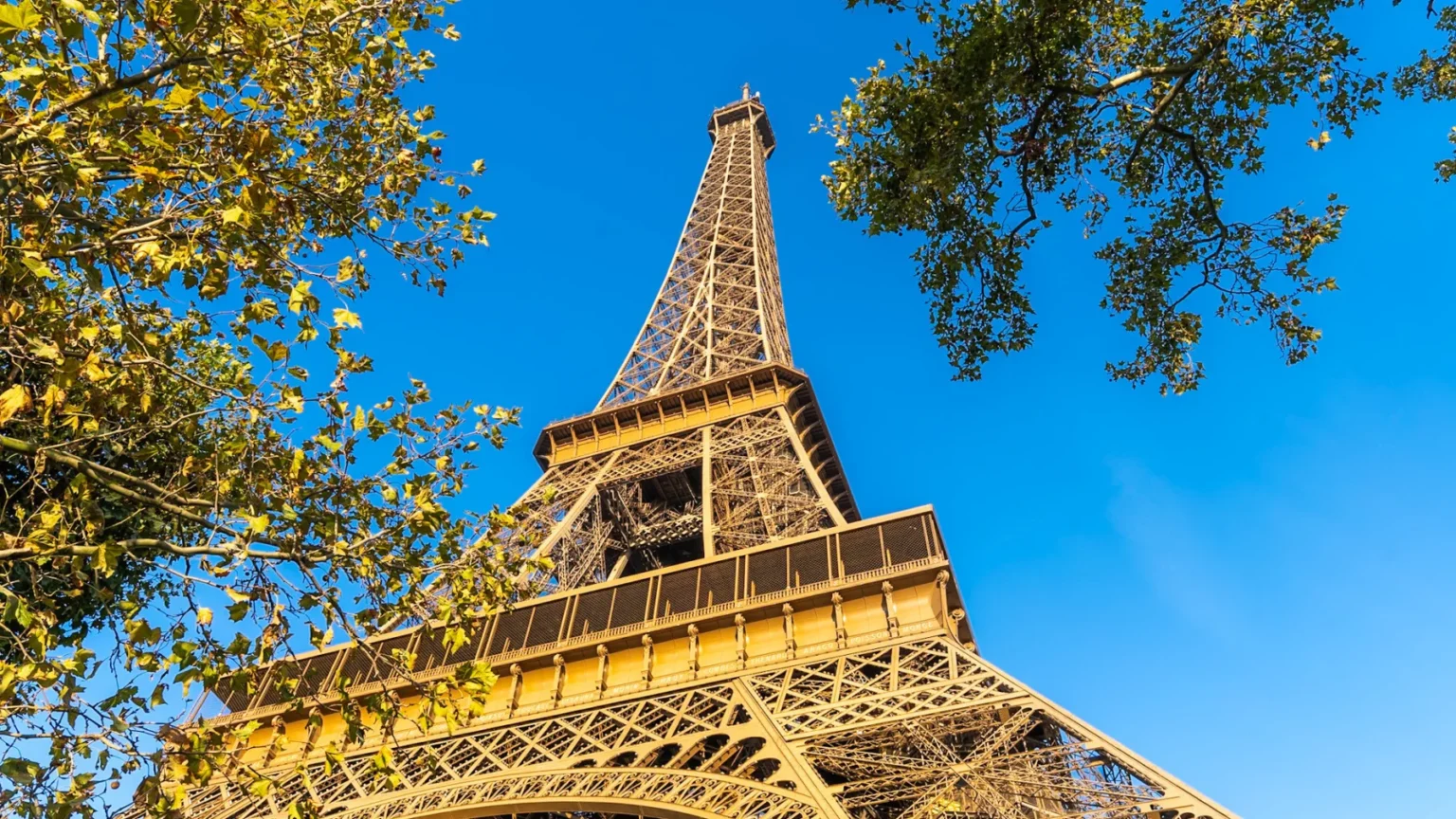 Calor Extremo: Torre Eiffel Fecha às 16h Até 26 de Junho em Paris