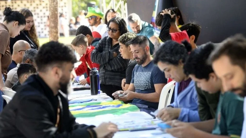 Paixão pela Copa: Troca de Figurinhas Agita Parque da Cidade com Famílias e Torcedores