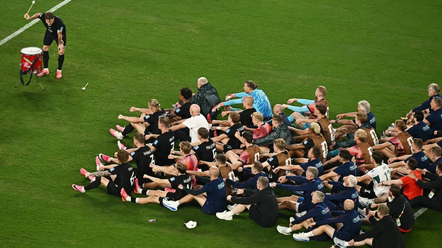 Após vitória emocionante, Noruega e torcida celebram com remada viking na Copa