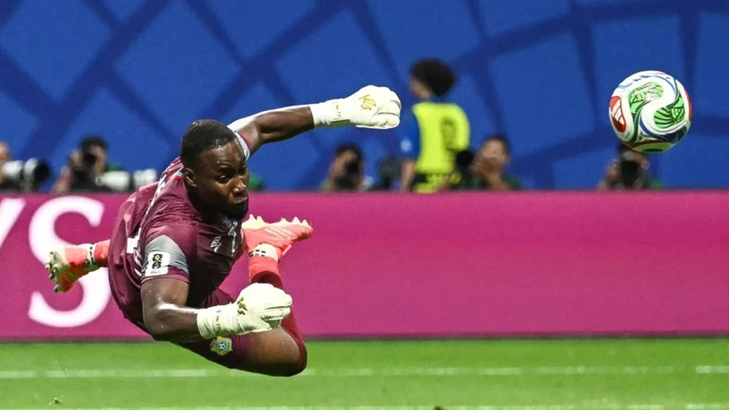 Paredão Congolês: Saiba Quem é o Goleiro da RD Congo que Impediu a Inglaterra no Primeiro Tempo da Copa Paredão Congolês: Saiba Quem é o Goleiro da RD Congo que Impediu a Inglaterra no Primeiro Tempo da C
