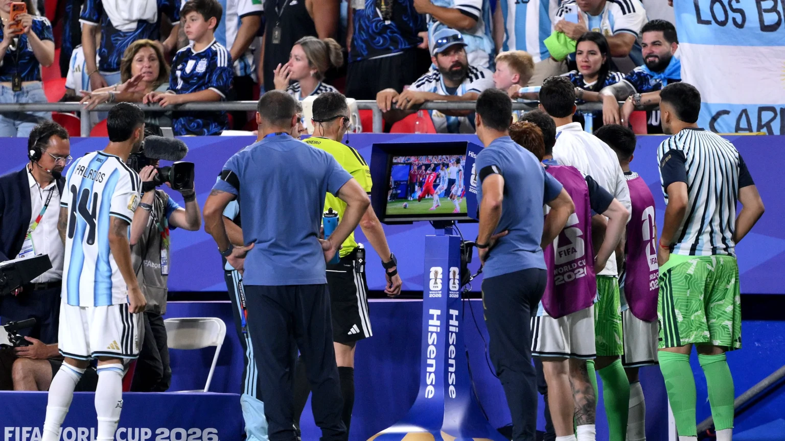 FIFA adota medida inédita para melhorar arbitragem nas semifinais da Copa do Mundo