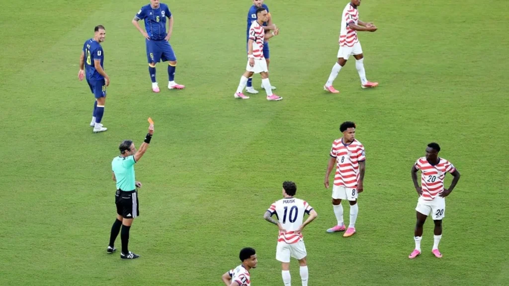 UEFA critica decisão da Fifa que suspendeu cartão vermelho de jogador americano na Copa UEFA critica decisão da Fifa que suspendeu cartão vermelho de jogador americano na Copa